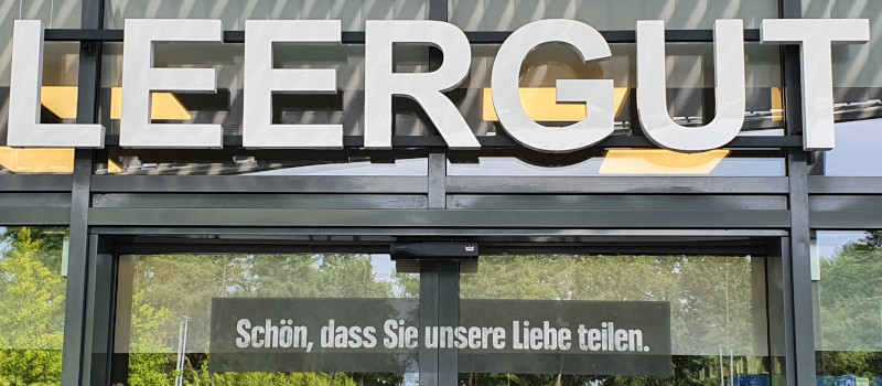 Leergut und Liebe - Doppelbotschaft am Eingang einer Leergutannahmestelle